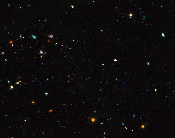 توضح هذا الصورة حقل ماسح GOODS الذي يحتوي على مجراتٍ قزمة بعيدة تعمل على تكوين النجوم بمعدلٍ هائل .حقوق الصورة: المرصد الاوروبي الجنوبي ESO