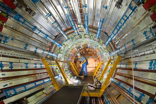 علماء يعملون داخل تجربة أطلس. حقوق الصورة: Claudia Marcelloni/CERN.