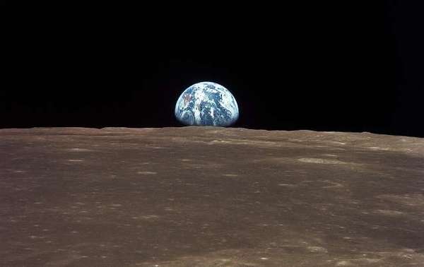 منظرٌ للأرض من القمر. أُخذت الصّورة من مركبة "أبولو 11" الفضائيّة الموجودة وسط بحرٍ من التّربة القمريّة. المصدر: ناسا