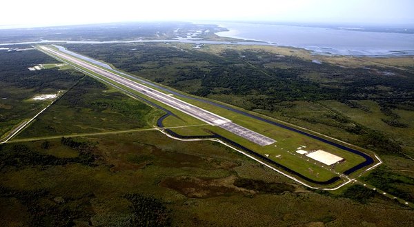 مدرج الهبوط في مركز كينيدي للفضاء كما يبدو من صورة جويّة مأخوذة من الزاوية الشمالية الشرقية. المصدر: https://spaceflightnow.com/2015/06/15/space-florida-to-take-over-kscs-shuttle-runway/