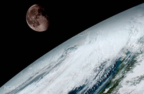 التقط GOES-16 هذه الصورة للقمر كما بدا فوق سطح الأرض في 15 كانون الثاني/يناير. وكما كان الحال مع أقمار GOES الصناعية السابقة، ستستخدم GOES-16 قمرنا للمعايرة.