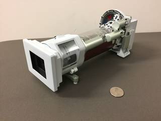 نموذج ثلاثي الأبعاد مطبوع بواسطة الكاميرا Mastcam-Z، وهي واحدةٌ من الكاميرات العلميّة على متن مركبة المريخ الجوالة 2020. ستتضمّن Mastcam-Z عدسة تكبير 3:1 حقوق الصورة: NASA/JPL-Caltech