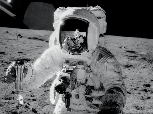 "آلان بين" يأخذ عيّنة من الثّرى القمريّ خلال مهمة "أبولو 12". المصدر: ناسا