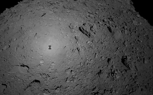 ظل مركبة هيابوسا2 على سطح كويكب ريوغو. حقوق الصورة: JAXA