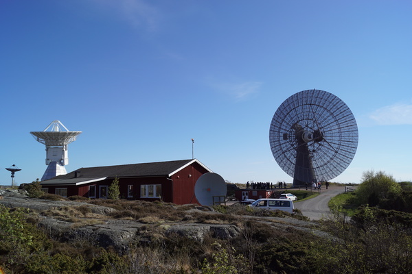 تلسكوب الـ 25 مترًا والتلسكوبان التوأم في أونسالا بينهما مبنى المعرض.