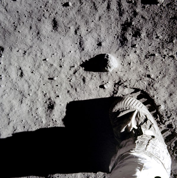 منظر عن قرب لحذاء قائد رحلة أبولو 11 نيل أرمسترونغ، وأثرُ حذائه على تربةِ القمر. تُبين الصورة بنية الثرى على سطح القمر، وقد يكون كلٌ من البازلت الطري، والتربة الناعمة مفيدين في بناء الهياكل على سطح القمر