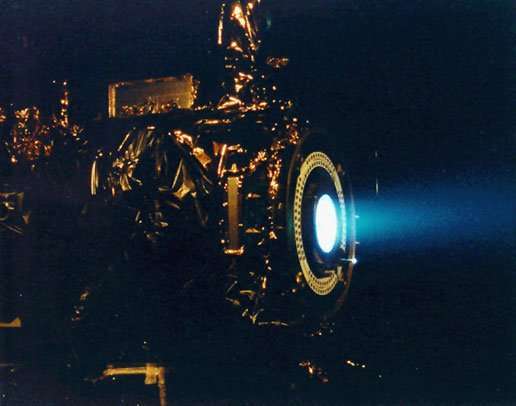 توضح هذه الصورة اختبار نظام الدفع الأيوني لمركبة Deep Space 1 . حقوق الصورة: NASA/JPL