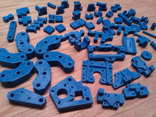 أجزاء الطابعة "ريب راب ميندل" المصنعة بواسطة الطابعة ثلاثية الأبعاد. المصدر: makerbot/Flickr