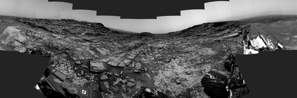 يظهر هذا المنظر المجسم من الكاميرا الملاحية الخاصة بمسبار المريخ كريوسيتي صورة بانورامية بـ360 درجة حول الموقع الذي قضى فيه المسبار يومه المريخي الألف. هذا الموقع قريب من "ممر مارياس". حقوق الصورة: NASA/JPL-Caltech.