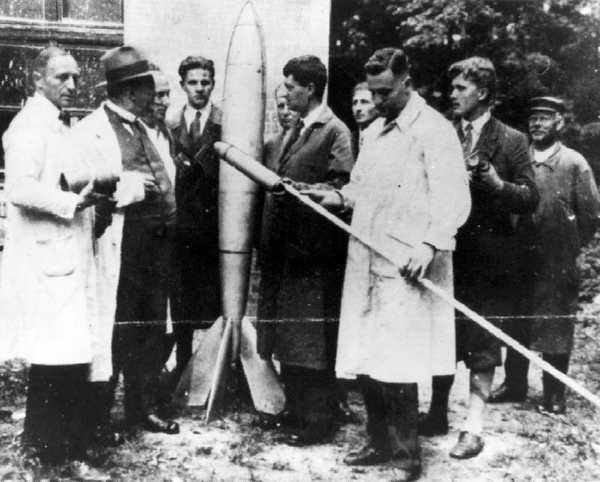 صورة للدكتور فان براون (الشخص الثاني من اليمين) برفقة مجموعة من علماء الصورايخ في ألمانيا في الثلاثينيات.  حقوق الصورة: NASA/MSFC