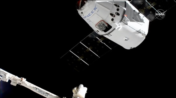  منظر لكبسولة الشحن دراغون CRS-18  وهي تقترب من محطة الفضاء الدولية في 27 يوليو/تموز، 2019. حقوق الصورة: NASA