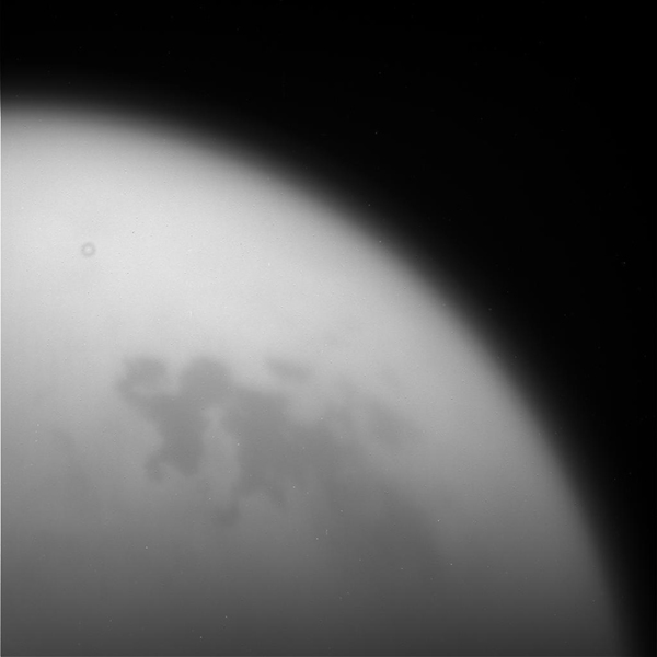 التقطت هذه الصورة غير المعالجة للقمر تيتان بواسطة كاسيني خلال التحليق النهائي البعيد بالقرب من تيتان في 11 أيلول/سبتمبر 2017. حقوق الصورة: NASA/JPL-Caltech/Space Science Institute.