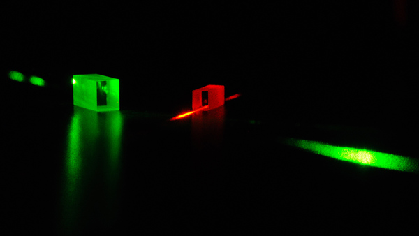 تُظهر هذه الصورة بلورات مستخدمة لتخزين الفوتونات المتشابكة، التي تتصرف كأنها جزء من الكل نفسه. استخدم العلماء بلورات كهذه في تجارب الانتقال الآني الكمي.   حقوق الصورة: Félix Bussières/University of Geneva