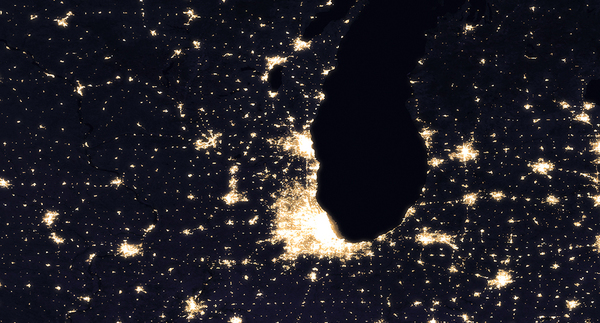 الفرق الذي يسهل تمييزه في هذه الصور المركبة ليلًا لمدينة شيكاغو والمناطق المحيطة بها في عام 2012 (يسار) و2016 (يمين) هو الإضاءة على طول قسم موسع مؤخرًا من الطريق السريع 90. هذا الجزء من الطريق السريع، طريق جين أدامز التذكاري، يربط شيكاغو مع روكفورد وإلينوي، إلى الشمال الغربي. حقوق الصورة: NASA Earth Observatory images by Joshua Stevens, using Suomi NPP VIIRS data from Miguel Román, NASA's Goddard Space Flight Center