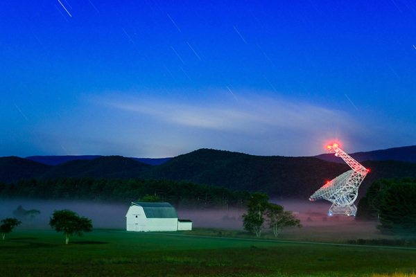 يقع تلسكوب جرين بانك في ولاية فرجينيا الغربية داخل منطقة السكون الراديوي National Radio Quiet Zone، والذي يحظر استخدام أجهزة معينة حتى لا تتداخل مع إشارات الراديو القادمة من الفضاء. (حقوق الصورة: Brett McGuire)