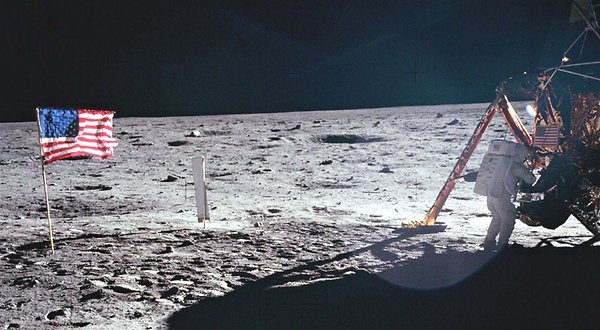 صورة باز ألدرن Buzz Aldrin البانورامية من موقع هبوط بعثة أبولو 11، كانت أفضل صورة لقائد المهمة نيل آرمسترونغ على سطح القمر. حقوق الصورة: NASA