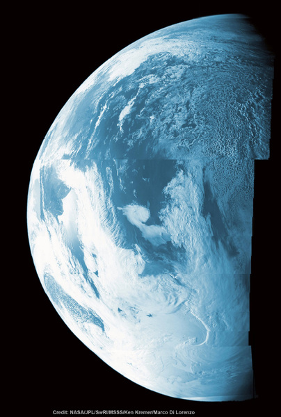 صورة من مرور المركبة جونو قرب الأرض عام 2013 للاستفادة من جاذبيتها لزيادة سرعتها. قارن صورة الأرض التي التقطتها مارينر 10 عام 1973 لمشاهدة أثر تقدم تكنولوجيا الفضاء. هذه الصورة ذات الألوان المزيفة تظهر أكثر من نصف قرص الأرض فوق سواحل الأرجنتين وجنوب المحيط الهادئ بينما كانت جونو تعبر قرب الأرض لزيادة سرعتها يوم التاسع من تشرين الأول/أكتوبر عام 2013. تم تجميع هذه الصورة الفسيفسائية من صور خام صورتها كاميرا Junocam الخاصة بجونو.  المصدر:NASA/JPL/SwRI/MSSS/Ken Kremer/Marco Di Lorenzo