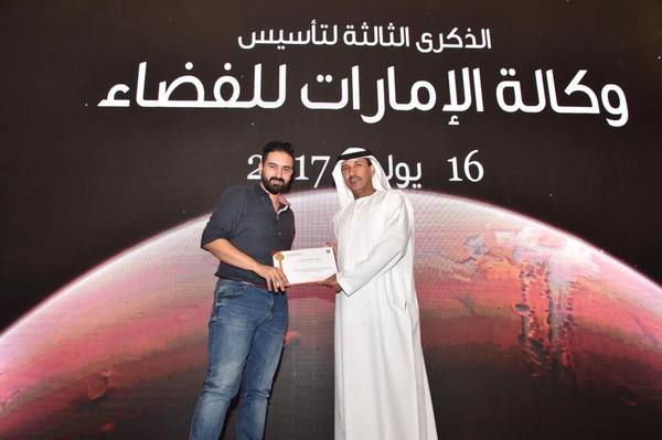 عضو الفريق العلمي في مبادرة ناسا بالعربي حازم سيجري مع الدكتور محمد ناصر الأحبابي مدير وكالة الإمارات للفضاء