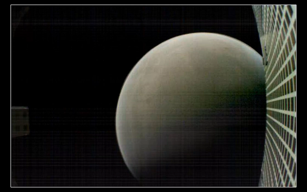 بعد تبادل الإشارات المباشرة أثناء هبوط مركبة إنسايت على المريخ في 26 تشرين الثاني/نوفبمر 2018 أرسل القمر الصناعي المكعب MARCO B صورة أخيرة للكوكب والتي التقطت من على بعد 4700 ميل (7600 كم) من الكوكب الأحمر. حقوق الصورة: NASA/JPL