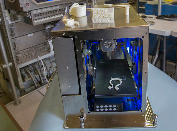 الطابعة ثلاثية الأبعاد التابعة لمحطة الفضاء الدولية خلال اختبار القبول في مركز مارشال لرحلات الفضاء