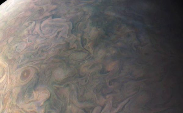 جزء من صورة للمشتري التقطتها جونوكام وهي فوق خطوط العرض الشمالية لكوكب المشتري يوم الحادي عشر من ديسمبر عام 2016. المصدر: NASA/JPL-Caltech/SwRI/MSSS/Gerald Eichstaedt/John Rogers.