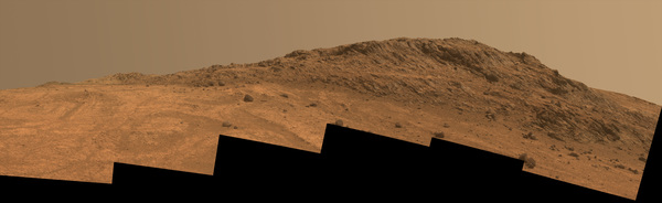 تظهر في هذا المشهد لكوكب المريخ التركيبة والألوان المتباينة في منطقة قمة هينرز Hinners Point، والتي تقع في الطرف الشمالي من وادي ماراثون Marathon Valley. كما تظهر أيضاً في الصورة مناطقُ حمراء دائرية الشكل نراها في قاع الوادي من جهة اليسار. المصدر: NASA/JPL-Caltech/Cornell Univ./Arizona State Univ