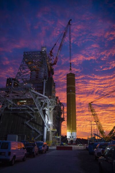وصلت القطعة المركزية الأولى الخاصة بـ SLS إلى مركز ستينس الفضائي في ميسيسيبي في يناير/كانون الثاني 2020. حقوق الصورة: NASA/SSC
