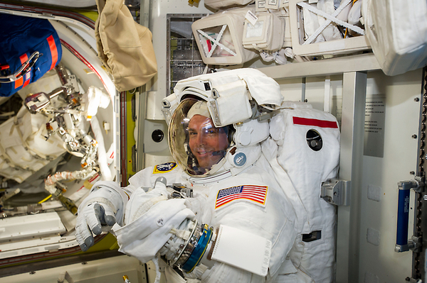 رائد الفضاء ريد وايزمان يتحقق من بزته استعدادا لأول عملية سير في الفضاء Expedition 41