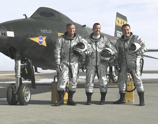 طيارو ناسا ميلتون أو تومبسون Milton O. Thompson وويليام إتش بيل دانا William H. "Bill" Dana، وجون بي جاك ماك كاي John B. "Jack" McKay، حيث تم التقاط صورة لهم من أمام طائرة X-15 No. 2 البحثية المدعمة بالصواريخ عام 1996.