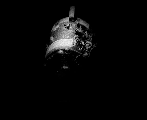 صورة لوحدة خدمة أبولو 13 المحطَّمة بعد الانفصال. الحقوق: NASA
