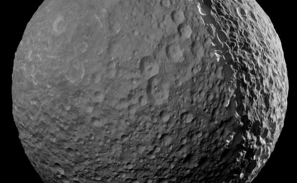هذه الصورة الفسيفسائية لميماس مكونة من صور مأخوذة بواسطة مسبار كاسيني ومضاءة لعرض السطح كاملاً. Credit: NASA/JPL-Caltech/Space Science Institute.