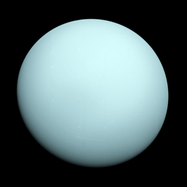 رصدت مركبة فوياجر 2 عند وصولها إلى كوكب أورانوس في سنة 1986، وجود مدارٍ أزرق اللون يحتوي على بعض المعالم الغامضة جداً. كما رصدت فوياجر 2 وجود طبقة من الضباب تعمل على إخفاء معالم سحابة الكوكب عن الأنظار.   المصدر: NASA/JPL-Caltech
