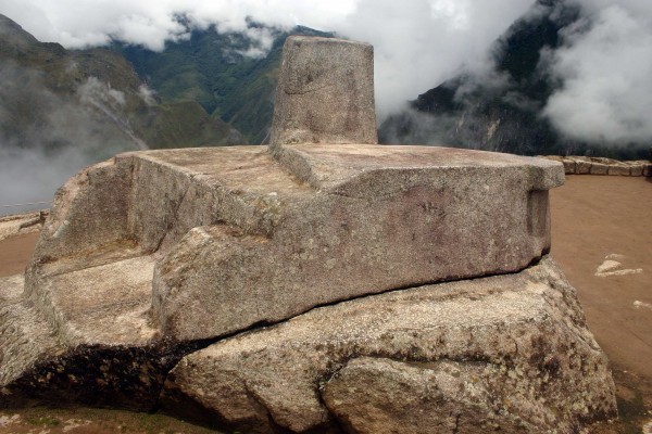 صورة لصخرة إنتيهواتانا Intihuatana المسماة أيضاً بصخرة تقييد الشمس في ماتشو بيتشو في البيرو والتي كانت تستخدم لتعقب الشمس على مدار العام.