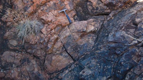 هذه الوسائد البازلتية Pillow basalt كست قاع البحر منذ حوالي 3.2 مليار سنة. حقوق الصورة: Benjamin Johnson