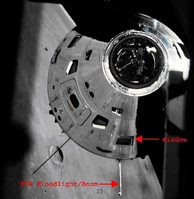 صورة لوحدة القيادة والخدمات في مركبة أبولو ملتقطة من المركبة القمرية في بعثة أبولو 17 تظهر موقع نشاط ذراع الضوء الكشّاف خارج المركبة المصدر: NASA