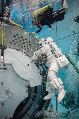 رواد الفضاء سكوت كيلي وكييل ليندغرين خلال التدريب على الطفو في مختبركارتر سوني للتدريب