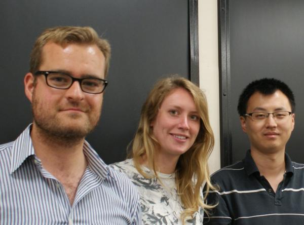 أعضاء الفريق التجريبي: جوناثان ماثيو، وريبيكا ويتاكار، وتشاي شو تشي. Centre for Quantum Photonics, University of Bristol