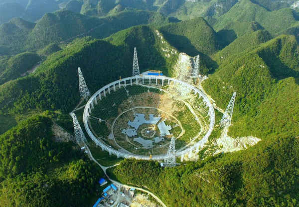 يظهر في الصورة التلسكوب فاست وهو التلسكوب ذو الطبق الوحيد الأكبر في العالم الذي انضم حديثاً لعمليات البحث عن أدلة على الحياة خارج الأرض.   مصدر الصورة : FAST