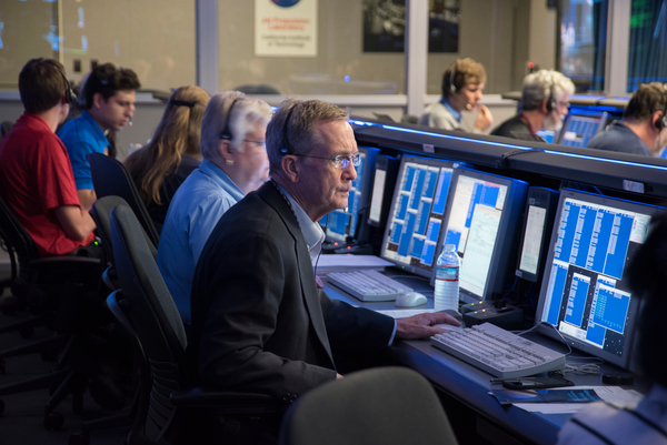 مدير مشروع كاسيني إيرل مايز وهو ينتظر الإشارة مع فريق عمليات المركبة في مركز التحكم بالمهمة في مختبر الدفع النفاث JPL في 26 نيسان/أبريل 2017.
