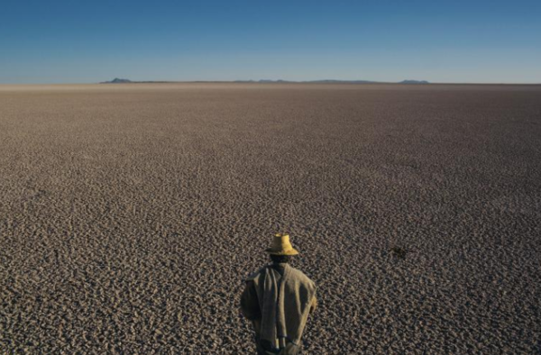 في السهول المرتفعة في بوليفيا، يقوم رجل بمسح البقايا المقفرة لما كان يوماً ثاني أكبر بحيرة في البلاد، بحيرة بوبو Lake Poopó. تسببت حالات الجفاف والإدارة في جفاف البحيرة. حقوق الصورة: Photograph By Mauricio Lima, Nat Geo Image Collection