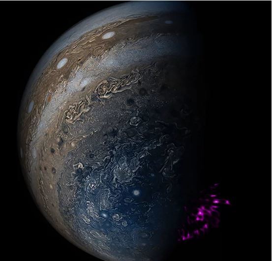 تُظهر هذه الصورة المُركبّة القطب الشمالي لكوكب المشتري كما هو موضّح في الأطوال الموجيّة الضوئيّة، التي التقطتها المركبة الفضائيّة جونو (Juno) التابعة لوكالة ناسا الفضائيّة، وتظهر أرصاد الأشعة السينيّة للشفق القطبي باللون الأرجواني، استنادًا إلى بيانات تلسكوب (XMM-Newton)، وتلسكوب تشاندرا. المصدر: X-ray: NASA/CXC/UCL/W.Dunn et al, Optical: South Pole: NASA/JPL-Caltech/SwRI/MSSS/Gerald Eichstädt /Seán Doran