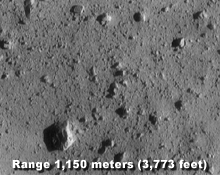 تظهر الصورة الكويكب 433 Eros، وقد تم التقاطها بواسطة بعثة نير-شومايكر الفضائية في 24 أكتوبر/تشرين الأول لعام 2000. والتُقطت من على مدار يرتفع أكثر من 100 كم فوق السطح.