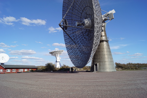 تلسكوب الـ 25 مترًا يظهر خلفه أحد التوائم.