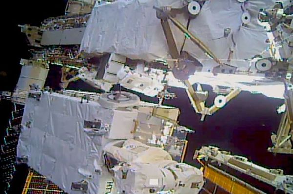في هذه الصورة، تعمل رائدتا الفضاء لاستبادل البطاريات خلال عملية السير الفضائية الثالثة يوم الاثنين، 20 يناير/كانون الثاني، 2020. حقوق الصورة: NASA TV