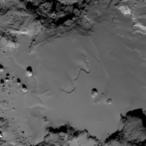 صورة منطقة إمحوتب على سطح المذنب 67P/C-G بتاريخ 24 مايو/أيار 2015.  المصدر: ESA/Rosetta/MPS for OSIRIS Team MPS/UPD/LAM/IAA/SSO/INTA/UPM/DASP/IDA