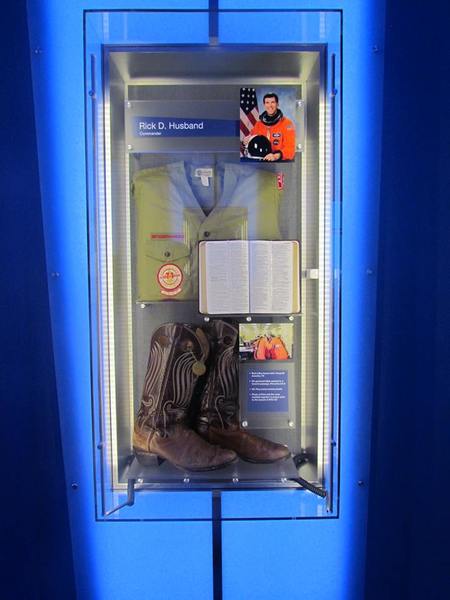 صورة لبعض مقتنيات رائد الفضاء ريك هازباند Rick Husband"" قائد المكوك كولومبيا في مهمته الأخيرة STS-107، وصورته في الأعلى