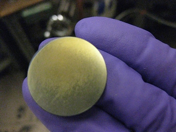 صورة لصفيحة ألومنيوم مع راسبٍ كيميائيٍ عليها.