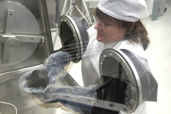 عالمة تقوم بالعمل في مختبر معالجم الأحجار النيزكية في مركز جونسون الفضائي. حقوق الصورة: NASA