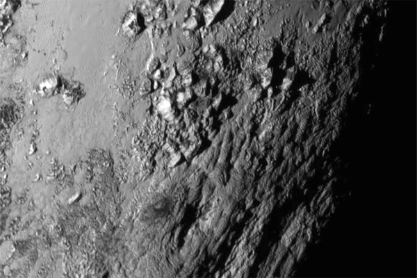 صور قريبة جديدة لمنطقة قريبة من خط استواء بلوتو ملتقطة من قبل مركبة ناسا الفضائية نيو هورايزنز New Horizons، تظهر فيها سلسلة من الجبال النضرة التي ترتفع عن سطح الكوكب 11,000 قدم (3,500 متر). حقوق الصورة: NASA / JHUAPL / SOUTHWEST RESEARCH INSTITUTE