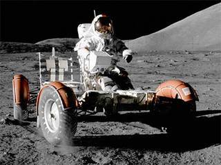 في مهمات أبولو الثلاث الأخيرة، قاد رواد الفضاء مركبة قمرية جوالة lunar rover لاستكشاف المزيد من المناطق على سطح القمر. حقوق الصورة: NASA